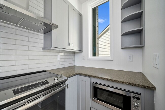 Building Photo - 1322 La France St NE