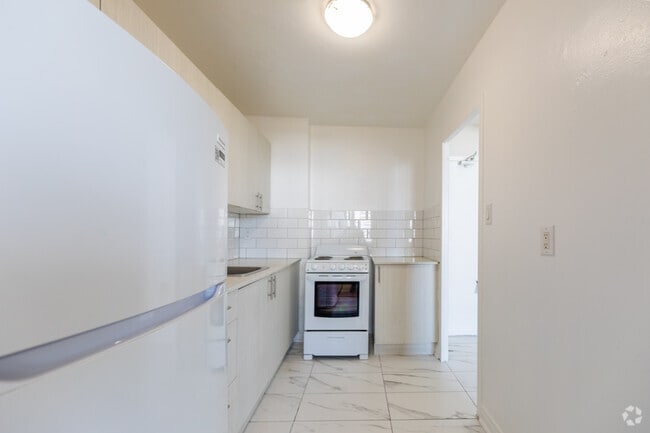 1BR, 1BA - Kitchen - 260 Wellesley St E (Toronto, ON) Apartments