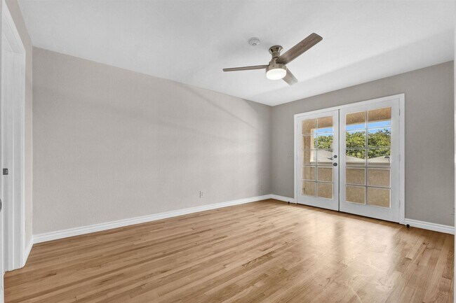 Foto del edificio - Stunning Remodeled Townhome in Prime Locat...