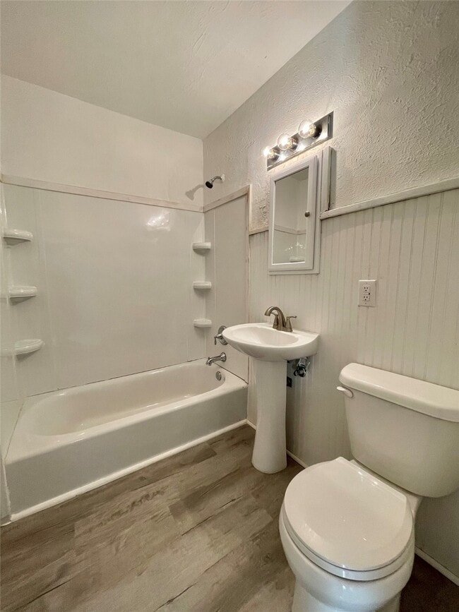 Building Photo - 326 Circle Way St