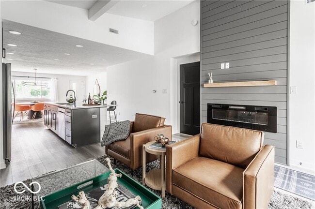 Foto del edificio - 649 Emerson Rd