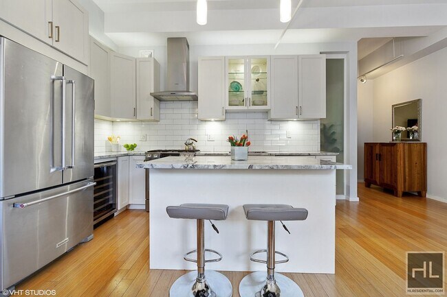 Foto del edificio - Massive 1300 SQ.FT. Loft, 3 beds, 2 baths,...