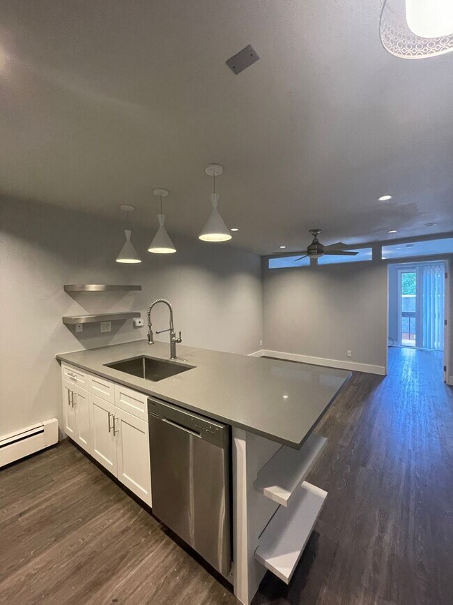 Foto del edificio - FALL PRE-LEASING! 3 Bed 1.5 Bath Condo on ...