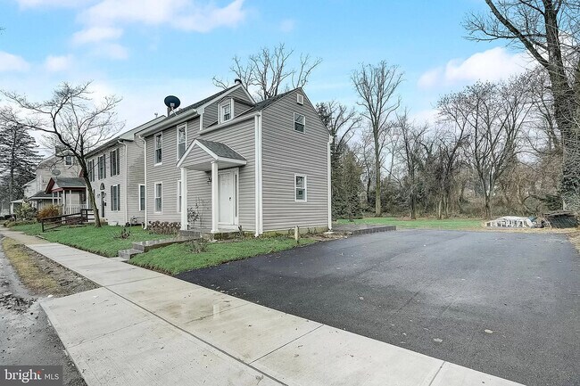 Building Photo - 425 N Delmorr Ave