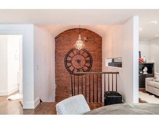 Building Photo - 2442 Beacon St