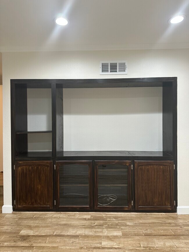 entertainment unit - 924 S 4th St