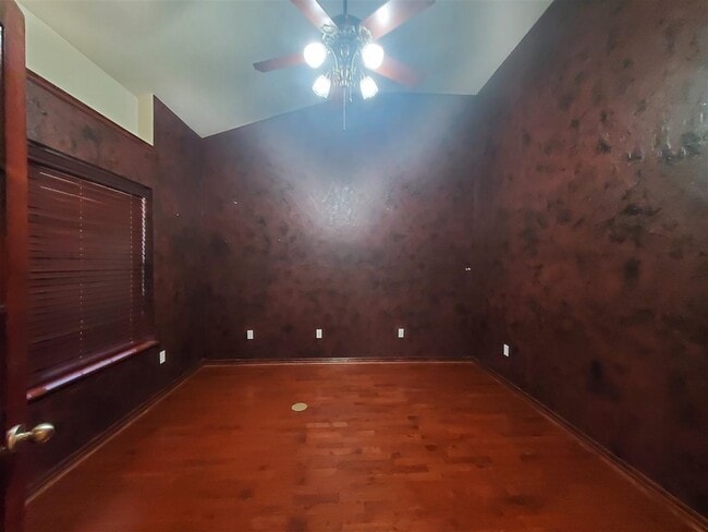 Building Photo - 2802 NE Scottsdale Cir
