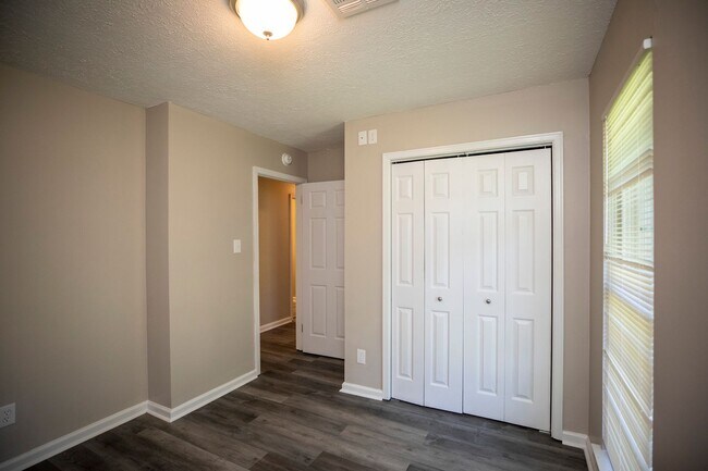 Building Photo - ** 3 bed 2 bath located in Meadowbrook $67...