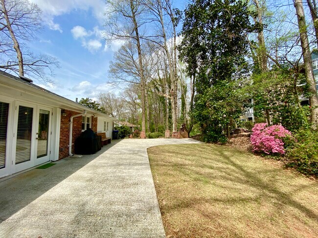 Building Photo - 5565 Sherrell Dr