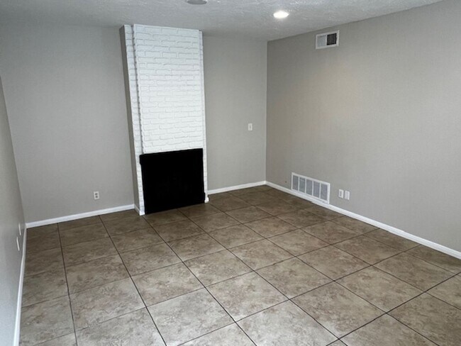 Foto del edificio - 2 Bedroom Townhouse Available Now in MV!