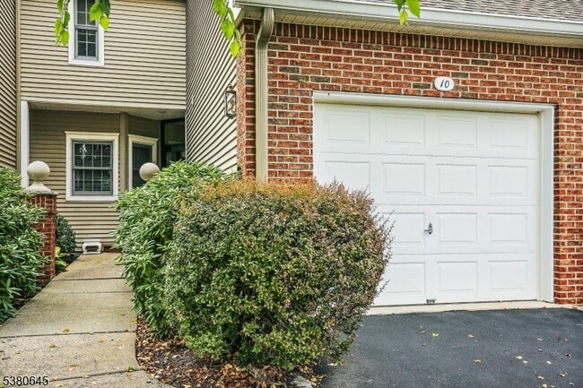 Building Photo - 10 Conklin Ct