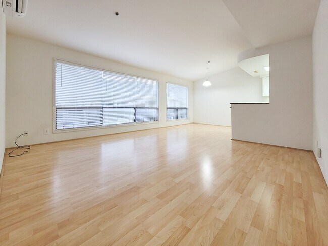 Foto del edificio - Rarely Available 2BR / 2.5Bath / 2 Parking Carport with 2 Storage Lockers at Nuuanu Streamside!