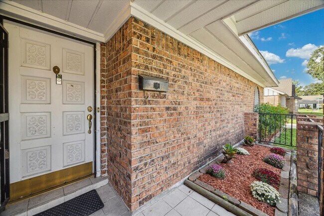 Building Photo - 5419 Golf Dr