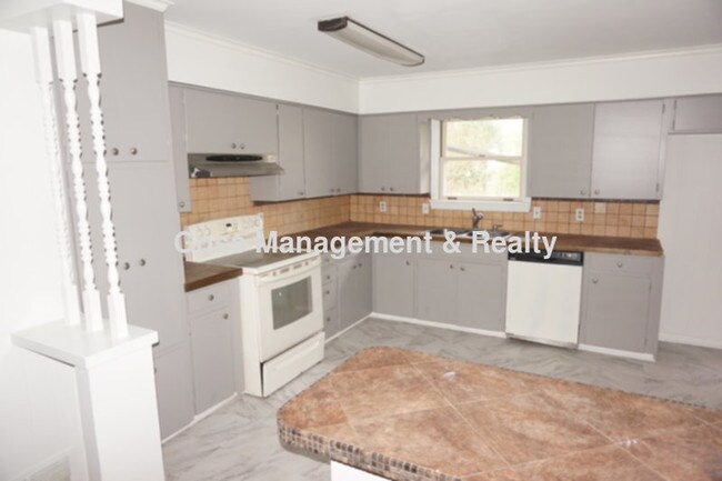 Building Photo - Three bedroom with den in Briarwood