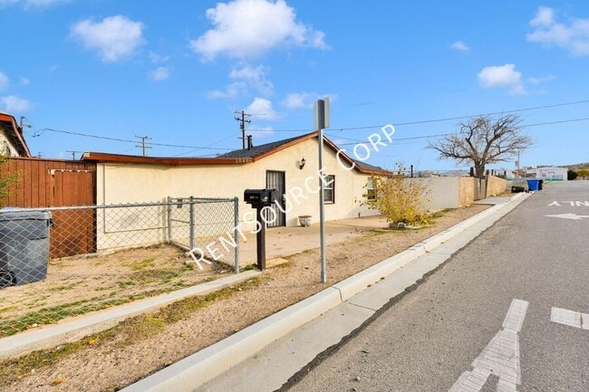 Building Photo - 1040-1042 Flora St