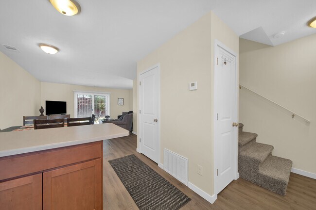 Building Photo - 3869 Vale Dr