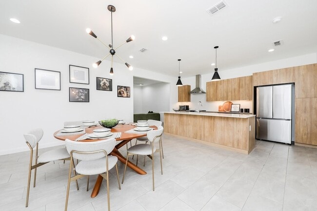 Building Photo - 305 Deer Path Lp