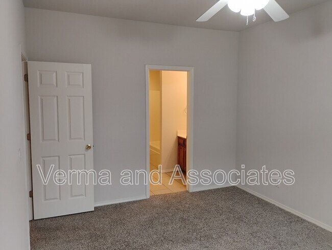 Building Photo - 3003 SW Deerfield Blvd