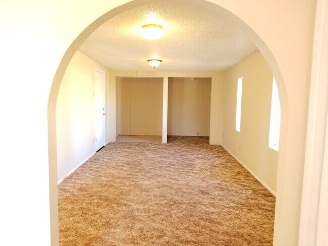 Foto del edificio - NICE 3 BEDROOM HOME WITH 2 LIVING AREAS
