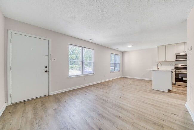 Building Photo - 363 Railroad St