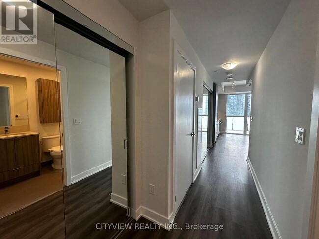 Photo du bâtiment - 430-2430 Square One Dr