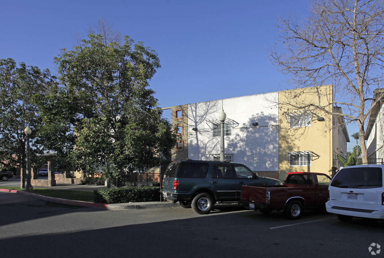 Building Photo - 1122-1126 S Minnie St