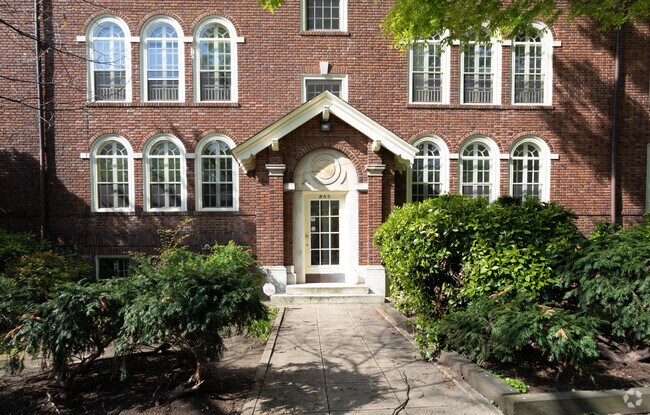 Building Photo - 853 W University Pky