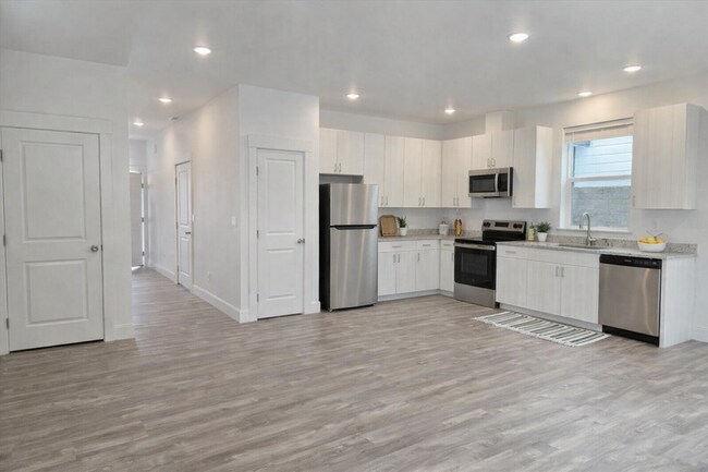 Building Photo - 1 MONTH FREE WHEN YOU SIGN A 15 MONTH LEASE!  BRAND NEW TOWNHOME IN THE DESIRABLE SOUTHRIDGE AREA!