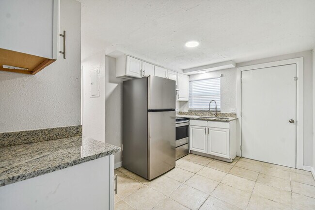 Building Photo - 5314 E Columbus Dr