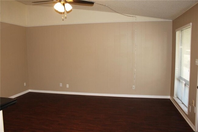 Building Photo - 606 W 51st St