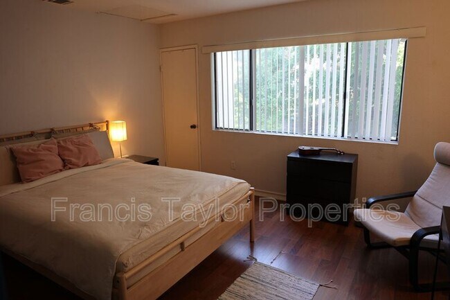 Foto del edificio - 325 N Melrose Dr