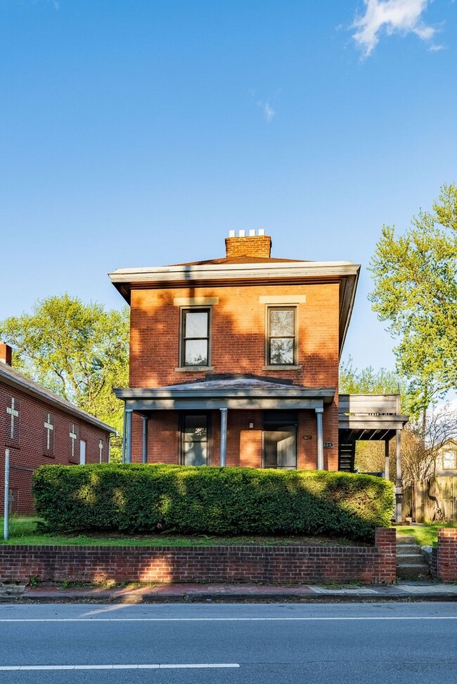 Building Photo - 834 Summit St