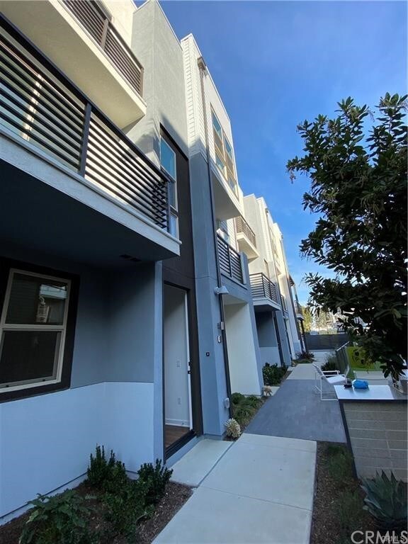 Building Photo - 222 Placemark