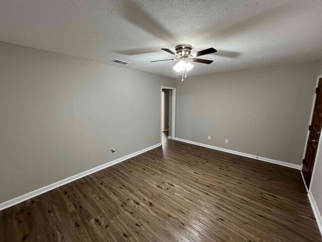 Foto del edificio - 2604 Briar Ave SW