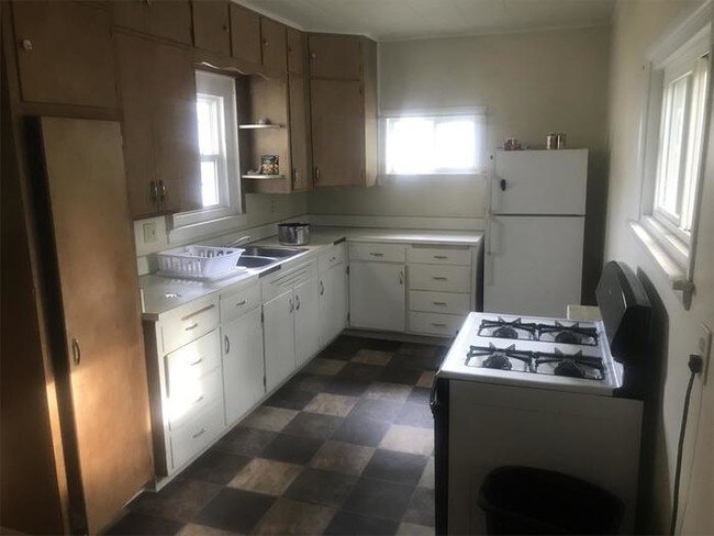 Building Photo - 5 bed/2 Bath
