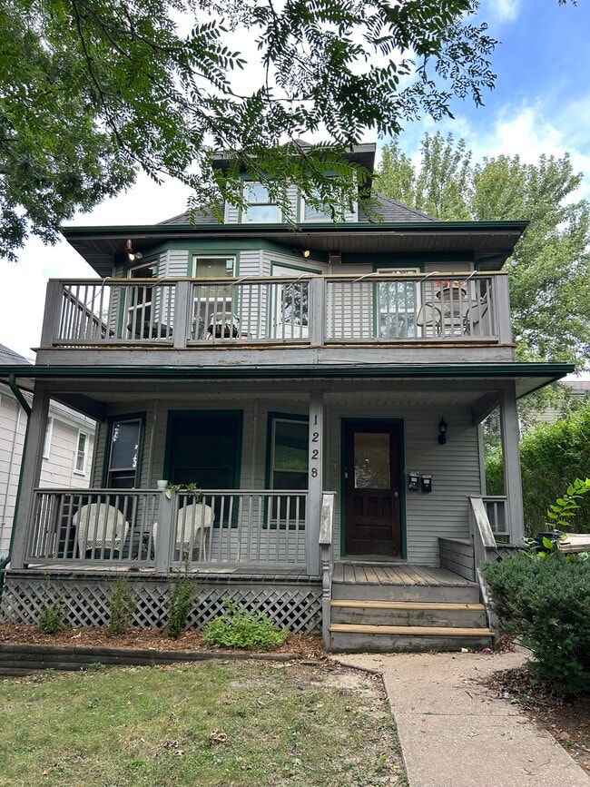 Building Photo - 1228 E Dayton St