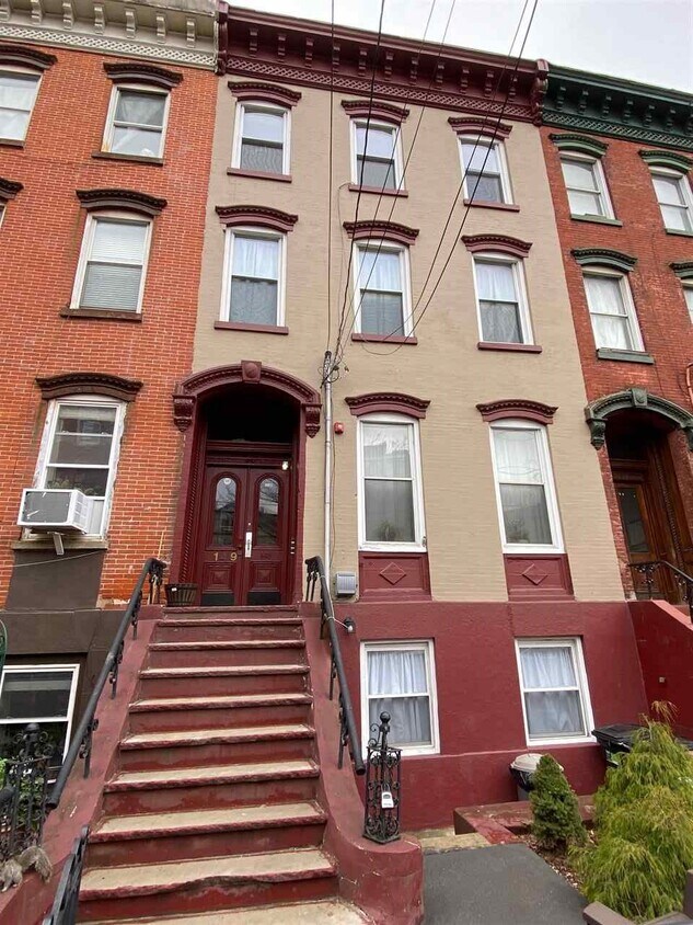Primary Photo - 149 Grand St