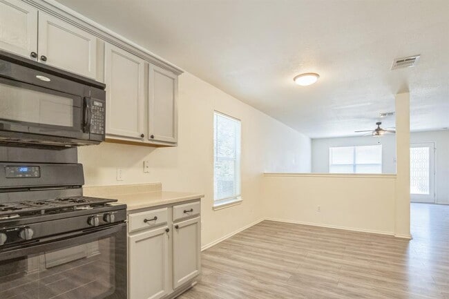 Building Photo - 508 N Cascades Ave