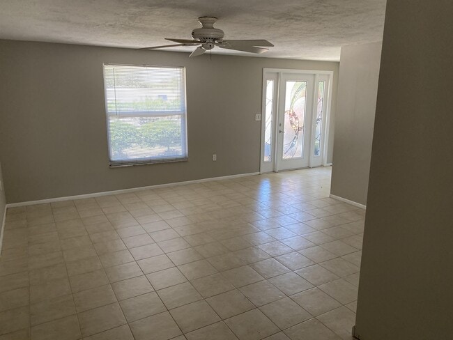 Foto del edificio - 2131 Montclair Dr