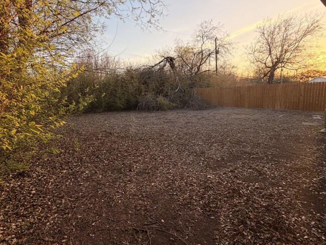 Foto del edificio - Bright & Inviting 2-Bedroom Duplex in a Highly Desirable Central Location