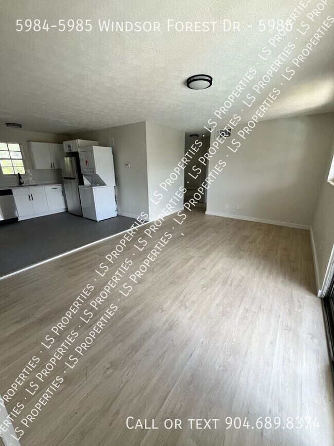Foto del edificio - 5984-5985 Windsor Forest Dr-5985