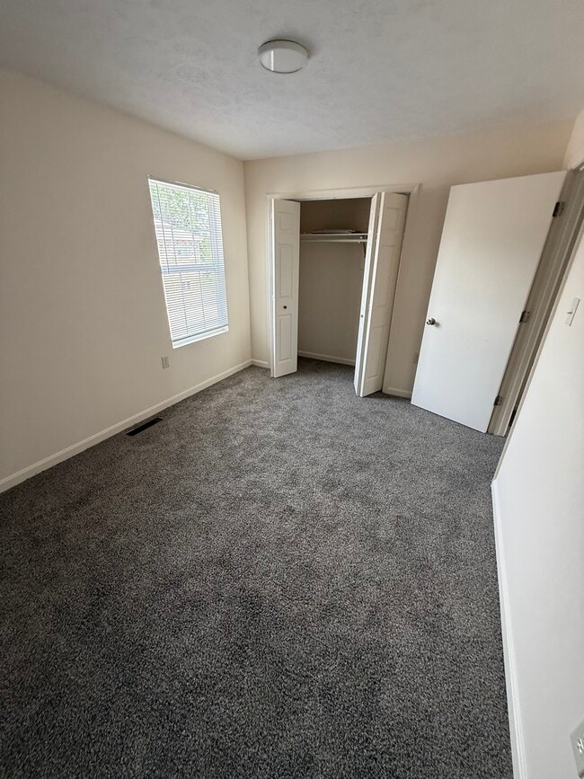 Building Photo - 372 Woodstock Ln