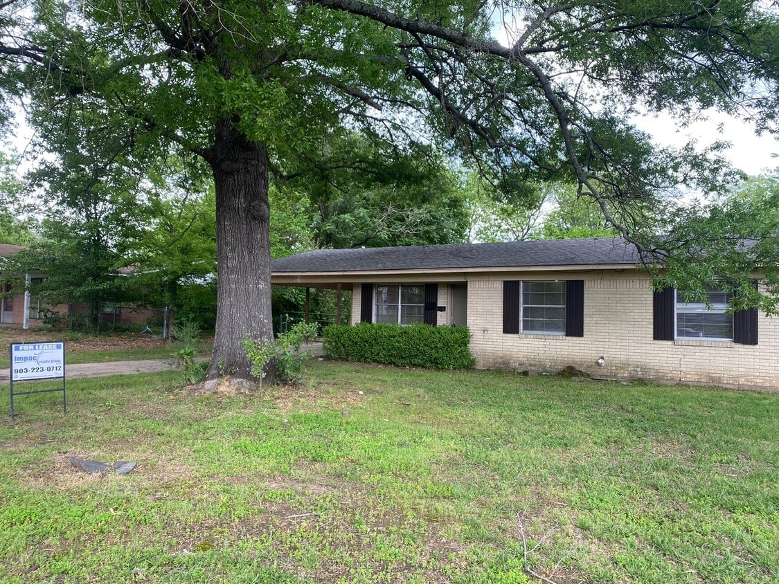 Primary Photo - 404 N Lindsey St