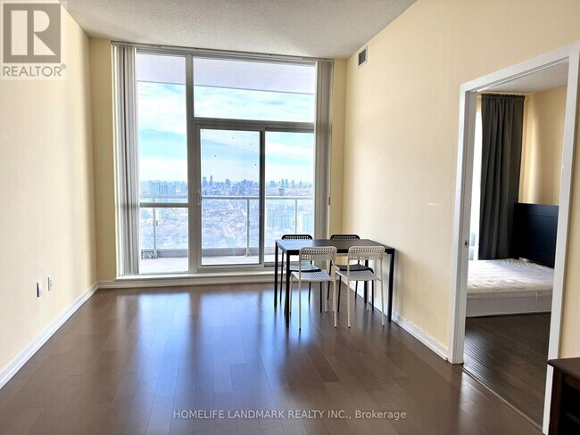 Photo du bâtiment - 70 Forest Manor Rd