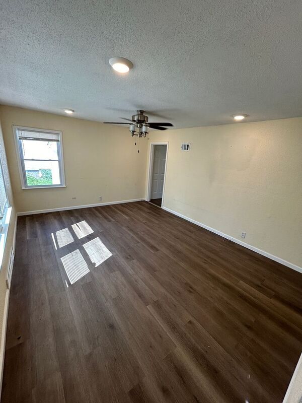 Building Photo - 406 Plaza Ave