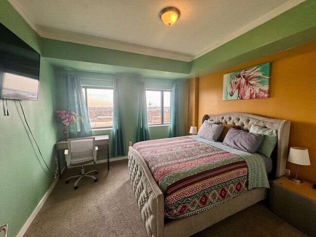 Building Photo - One Bedroom Furnished Condo in Uptown Char...