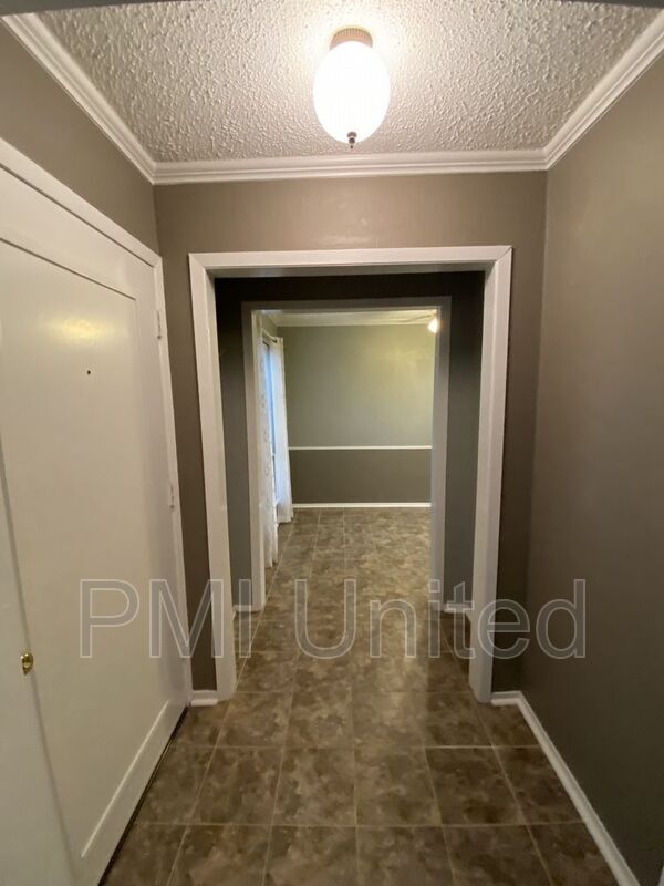 Building Photo - 404 Hollyhill Ct