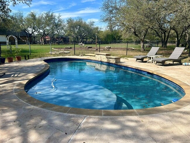 Building Photo - 121 Post Oak Ln