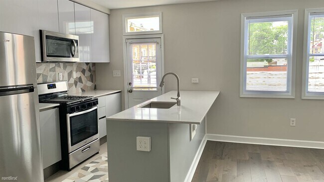 Building Photo - 3 br, 2 bath Townhome - 2710 Erdman Avenue