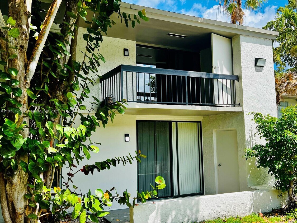 Foto principal - 4001 N University Dr